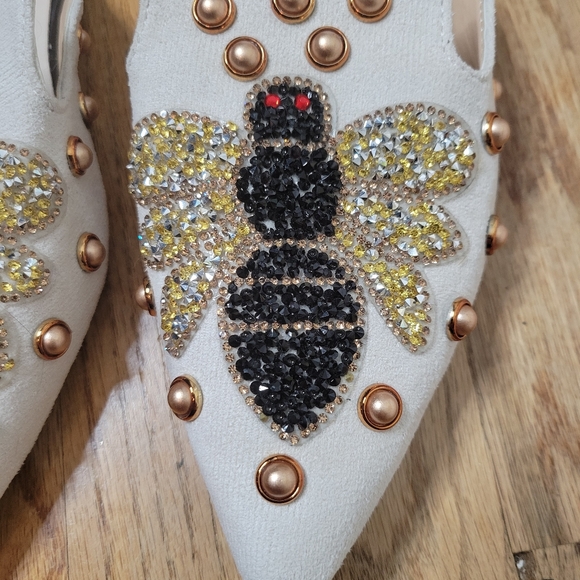 Euro Beaded White Mules with Bee Design On Velvet Size 38 Or Size 7 1/2 Shoes - Picture 6 of 8
